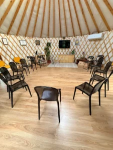 Sillas dispuestas en círculo en la yurta